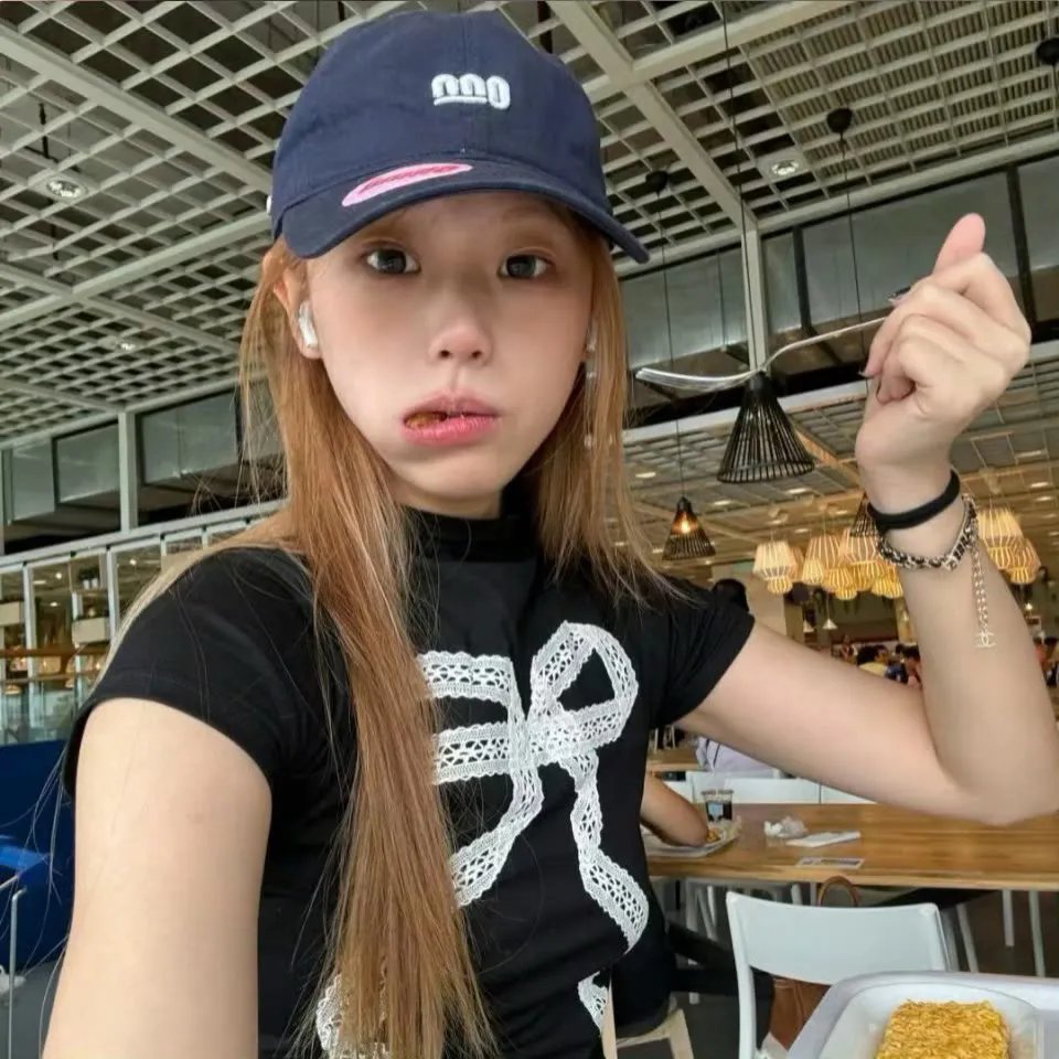 索女罗拉封面